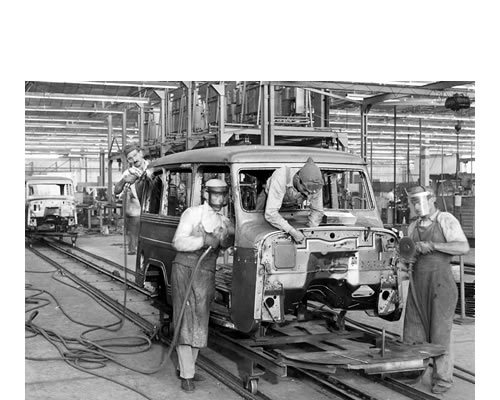 Trabajadores de la industria Kaiser Argentina S.A. en la fabricación de un Estanciera en la provincia de Córdoba en 1961